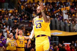 詹姆斯比赛直播_湖人NBA最新动态_詹姆斯2026赛季动态