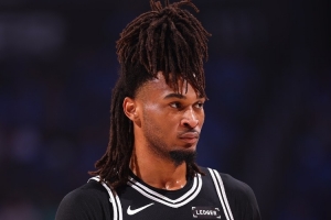马刺比赛直播_篮球NBA最新动态_米奇夸卡斯尔攻防表现