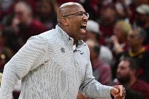 尼克斯比赛直播_多兰谈面包莱昂罗斯_篮球NBA最新动态