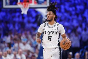 马刺比赛直播_卡斯尔造犯规争议_篮球NBA最新动态
