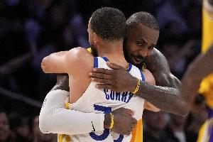 詹姆斯比赛直播_湖人vs勇士_NBA最新动态