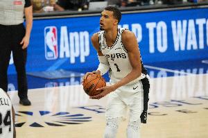 文班亚马比赛直播_马刺vs尼克斯战术分析_NBA最新动态