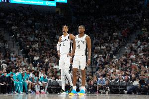 尼克斯vs马刺_NBA篮球最新战报_关键时刻失利
