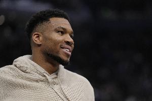 字母哥比赛直播_雄鹿交易动态_NBA最新下家概率分析