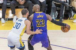 詹姆斯比赛直播_湖人vs勇士最新动态_NBA詹姆斯库里对决
