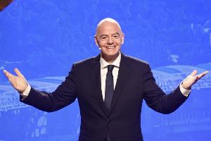 世界杯首发11人巅峰对决_FIFA赛前列队引争议_足球世界杯最新动态