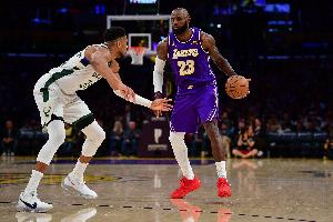 詹姆斯比赛直播_字母哥交易最新动态_热火领跑NBA球星动态