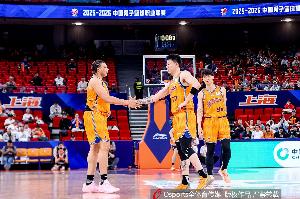 上海男篮vs广厦_历史首个双冠王游行庆典_篮球CBA冠军点赞