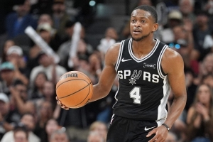 福克斯比赛直播_NBA国王交易动态_马刺球星最新消息