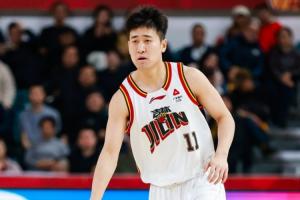 胡明轩比赛直播_中国男篮最新动态_CBA短训营球员调整