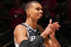 文班亚马比赛直播_马刺NBA最新动态_文班亚马vs乔丹七冠目标