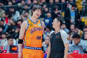 王哲林比赛直播_上海男篮CBA最新动态_中国篮球冠军点赞