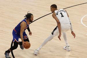 福克斯比赛直播_马刺vs尼克斯最新动态_NBA篮球高清观看