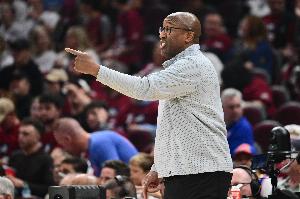 尼克斯vsNBA_篮球赛场竞争残酷_尼克斯队员共事际遇