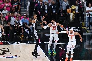 文班亚马比赛直播_马刺vs尼克斯关键球失误_篮球NBA最新动态