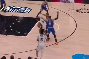周琦比赛直播_NBA最新动态_马刺vs尼克斯争议判罚