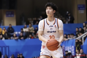 上海男篮偰李永炜vs未来之星_篮球CBA中国篮球最新动态