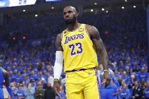 詹姆斯比赛直播_湖人NBA最新动态_詹姆斯vs95%球员角色适应