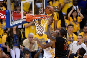 詹姆斯比赛直播_詹姆斯库里经典对决_篮球NBA高清回放